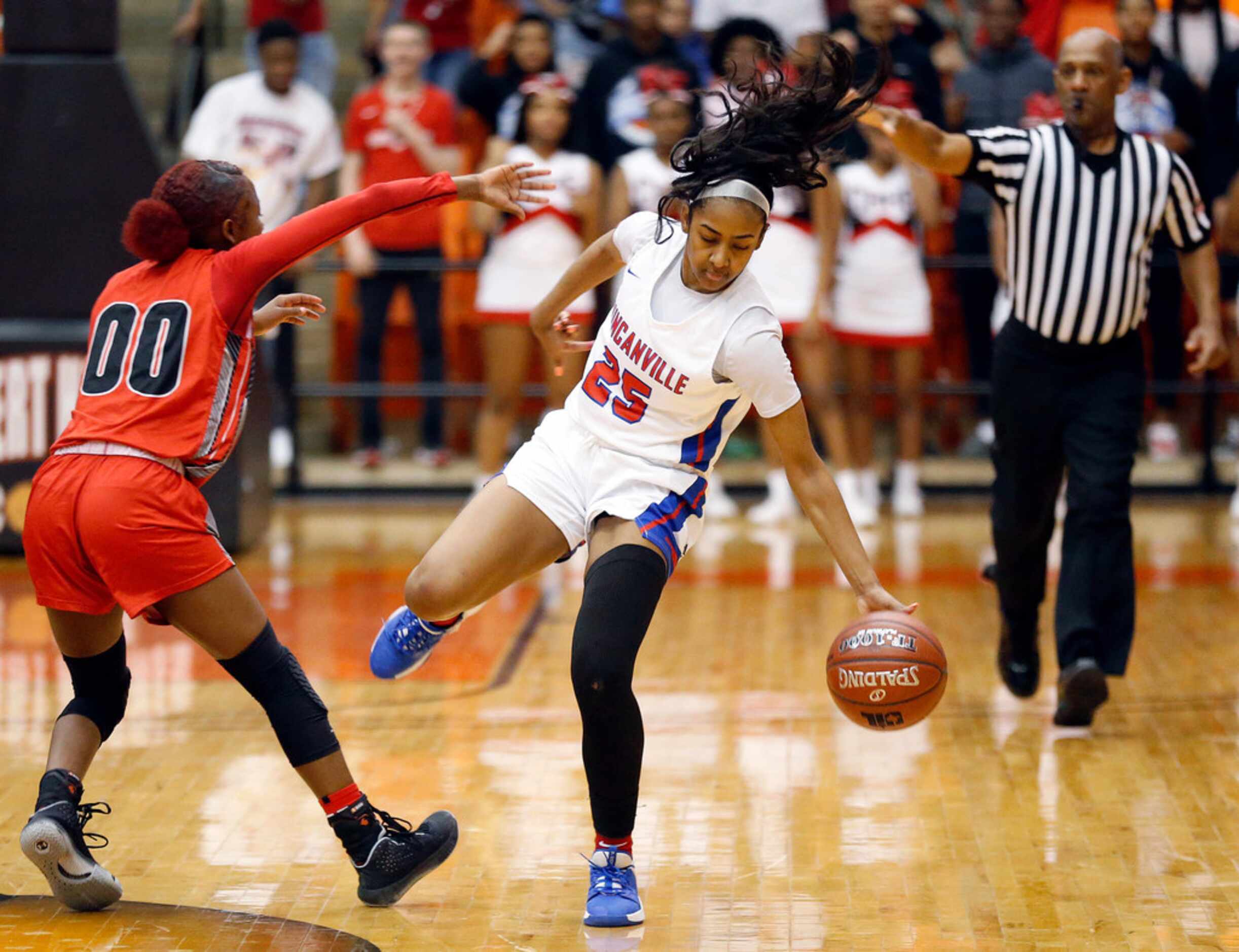 Duncanville's Deja Kelly (25) is fouled by Cedar Hills' Makalah Robinson (00) as she tries...