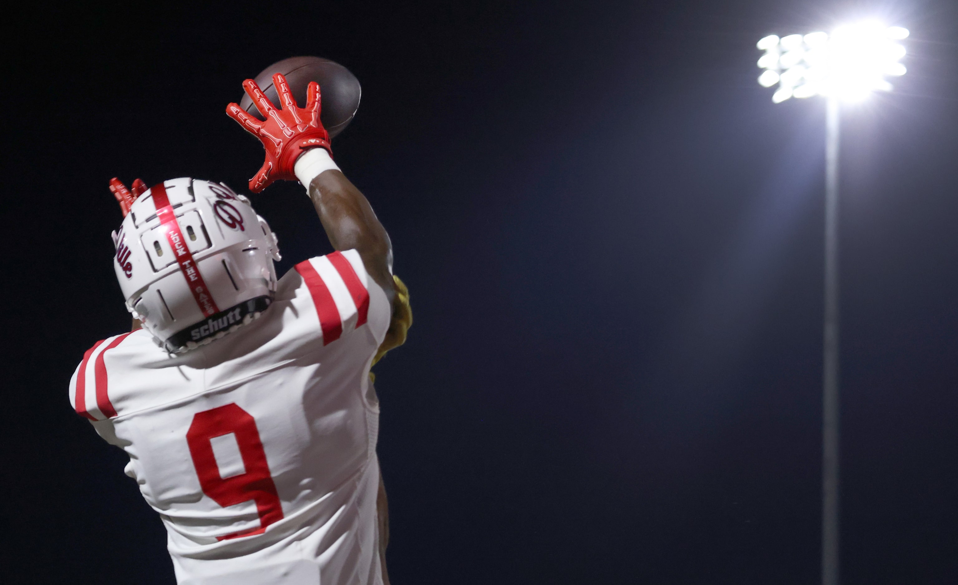 Duncanville receiver Zach Turner (9) pulls in a long touchdown pass in the back of the end...