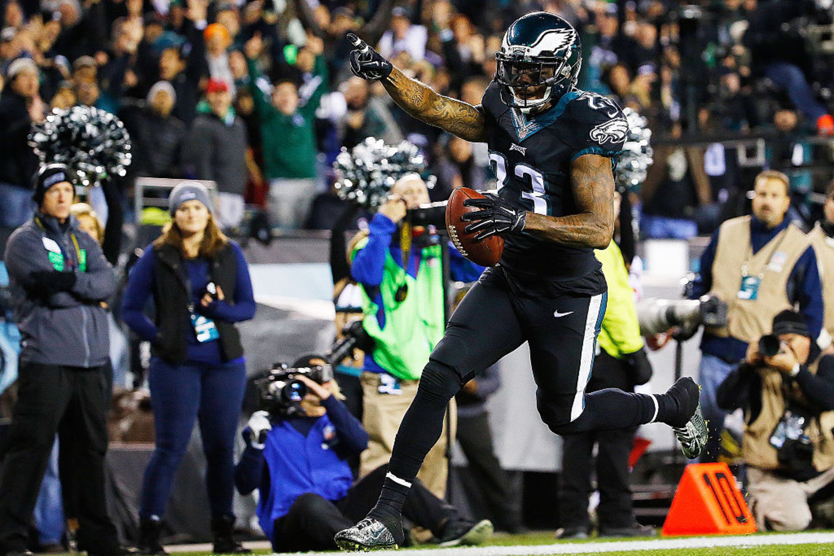 Cris Carter of the Philadelphia Eagles celebrates after catching a News  Photo - Getty Images