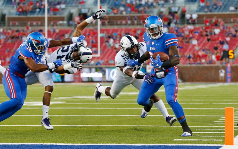 Southern Methodist Mustangs running back Ke'Mon Freeman (29) eyes the pylon as he tries to...