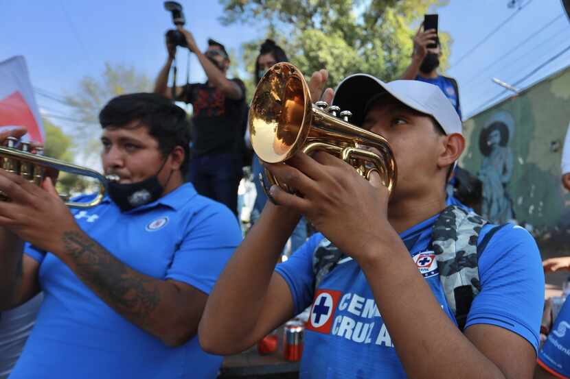 Seguidores de Cruz Azul llegarán en buena cantidad al Estadio Azteca para apoyar a su equipo...