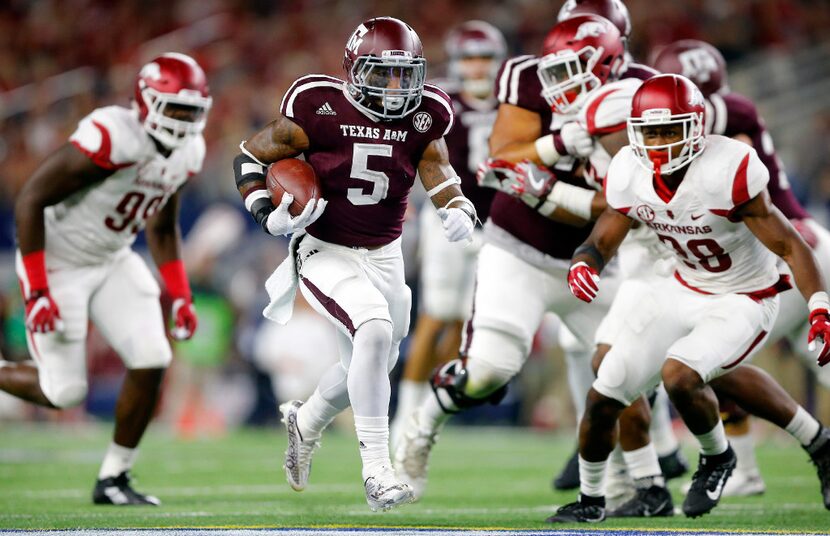 Texas A&M Aggies running back Trayveon Williams (5) breaks away for a long fourth quarter...