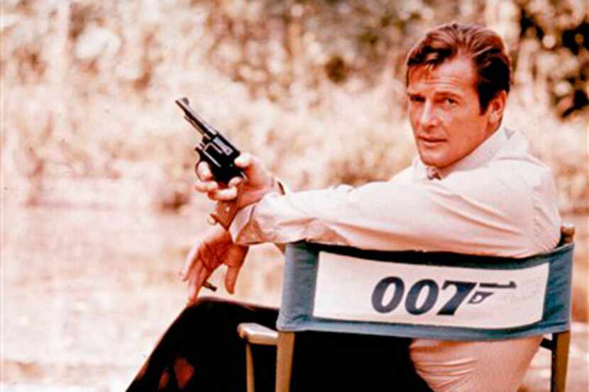 El actor británico Roger Moore, en el papel del agente secreto 007, James Bond, posa en...