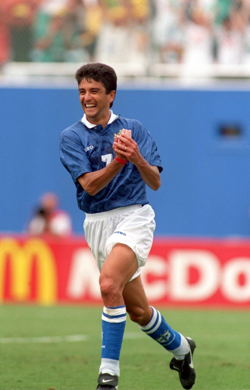 El delantero Bebeto celebra luego de anotar el segundo gol de la victoria de Brasil 3-2...