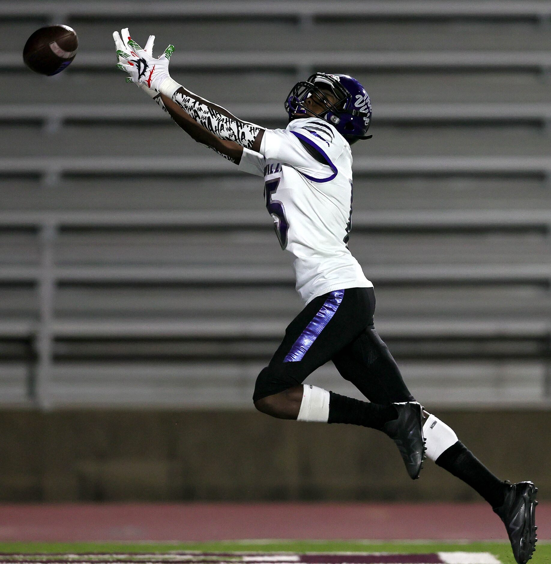 Seagoville wide receiver Tamaje Maxie tries to reach for a reception against Thomas...