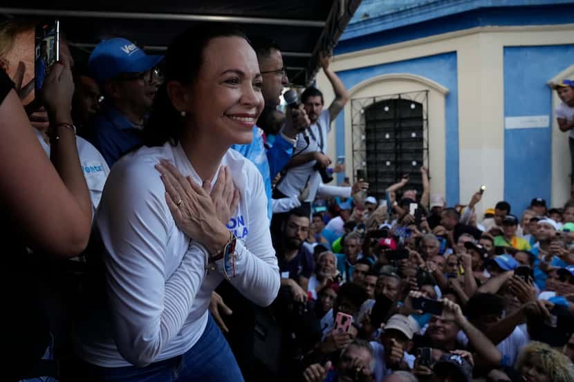 María Corina Machado, aspirante a candidata opositora a la presidencia, gesticula ante sus...
