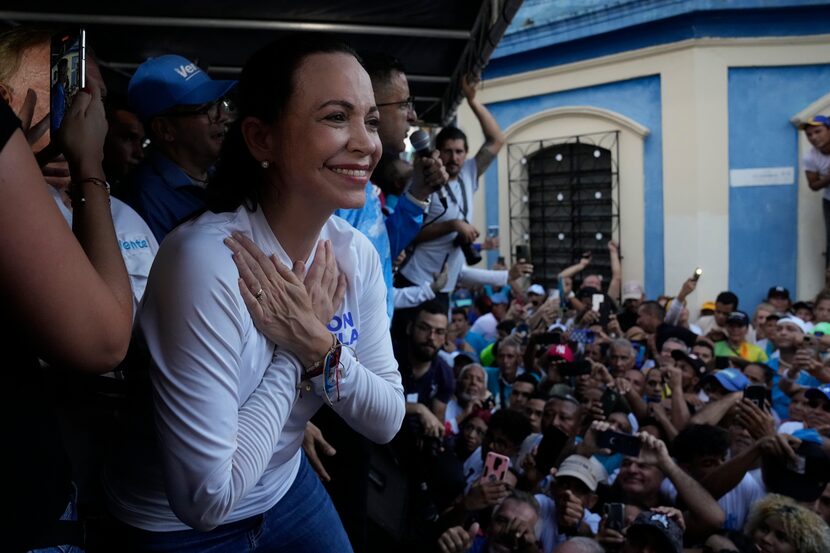 María Corina Machado, aspirante a candidata opositora a la presidencia, gesticula ante sus...