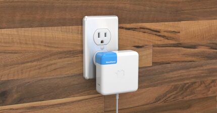 The Blockhead side-facing plug for Apple chargers 