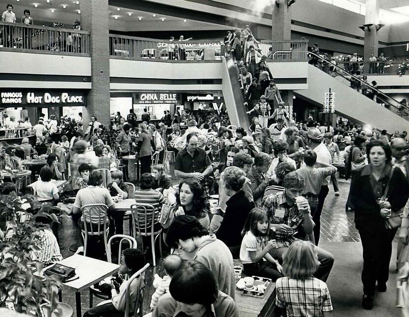 On Nov. 24, 1978, shoppers packed the food court at Valley View.