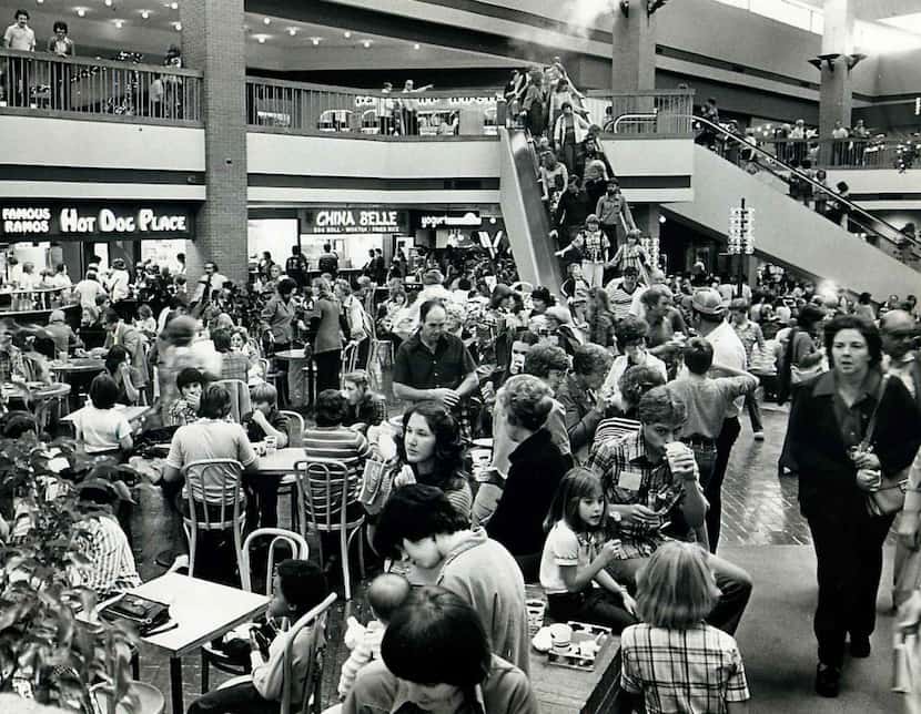 On Nov. 24, 1978, shoppers packed the food court at Valley View.