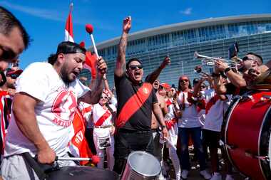 Fans de la selección de Perú tocan tambores afuera del AT&T Stadium en Arlington, antes del...