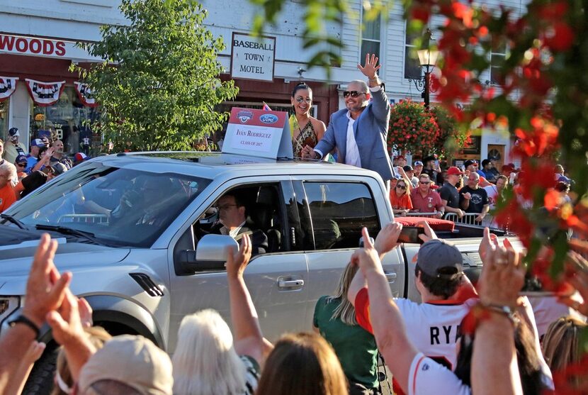 Former Texas Rangers catcher Ivan "Pudge" Rodriguez and his wife Patry Rodriguez wave to...