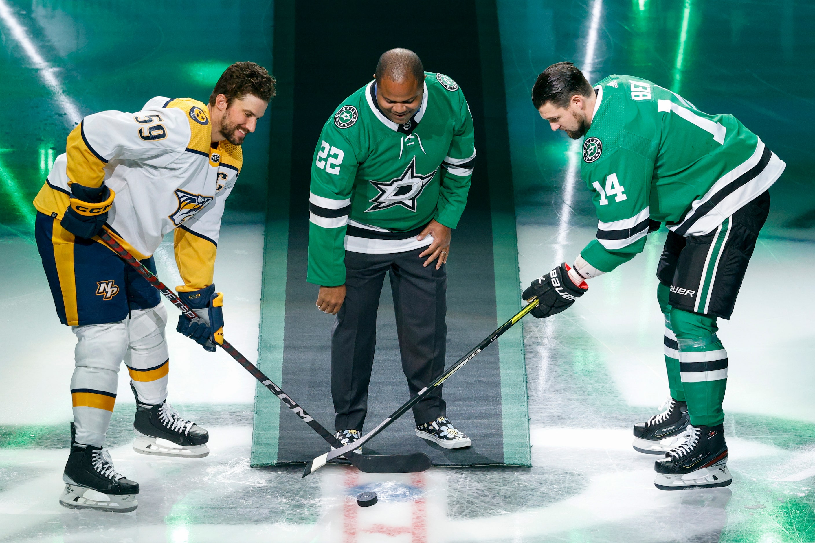 Dallas Mayor Eric Johnson performs the ceremonial puck drop with Nashville Predators...