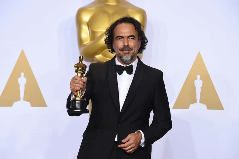 Alejandro González Iñárritu posa en la sala de prensa con el premio a mejor director por...