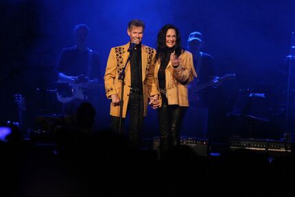 Randy Travis and Mary Travis sing "Amazing Grace" at "1 Night. 1 Place. 1 Time.: A Heroes...
