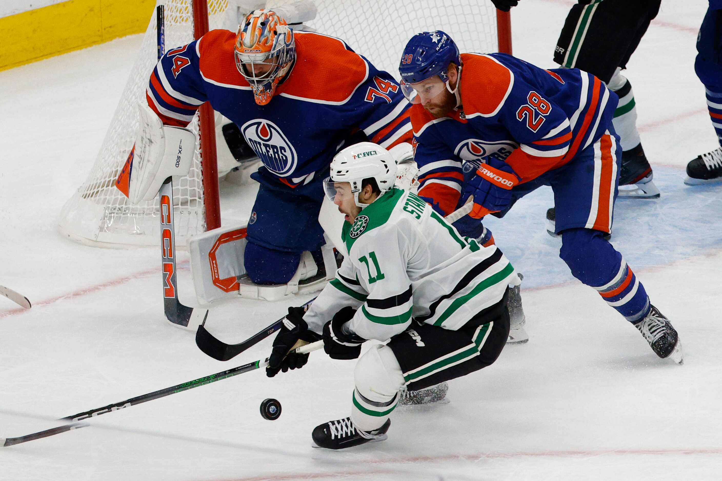 Dallas Stars center Logan Stankoven (11) and Edmonton Oilers right wing Connor Brown (28)...