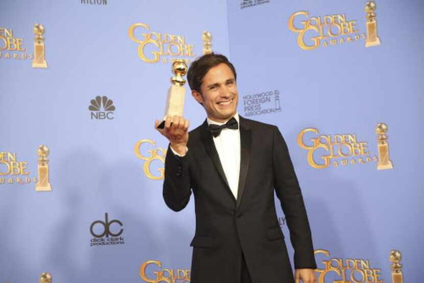 Gael Garcia Bernal, feliz con su Globo de Oro por su actuación en “Mozart in the Jungle”.  ...