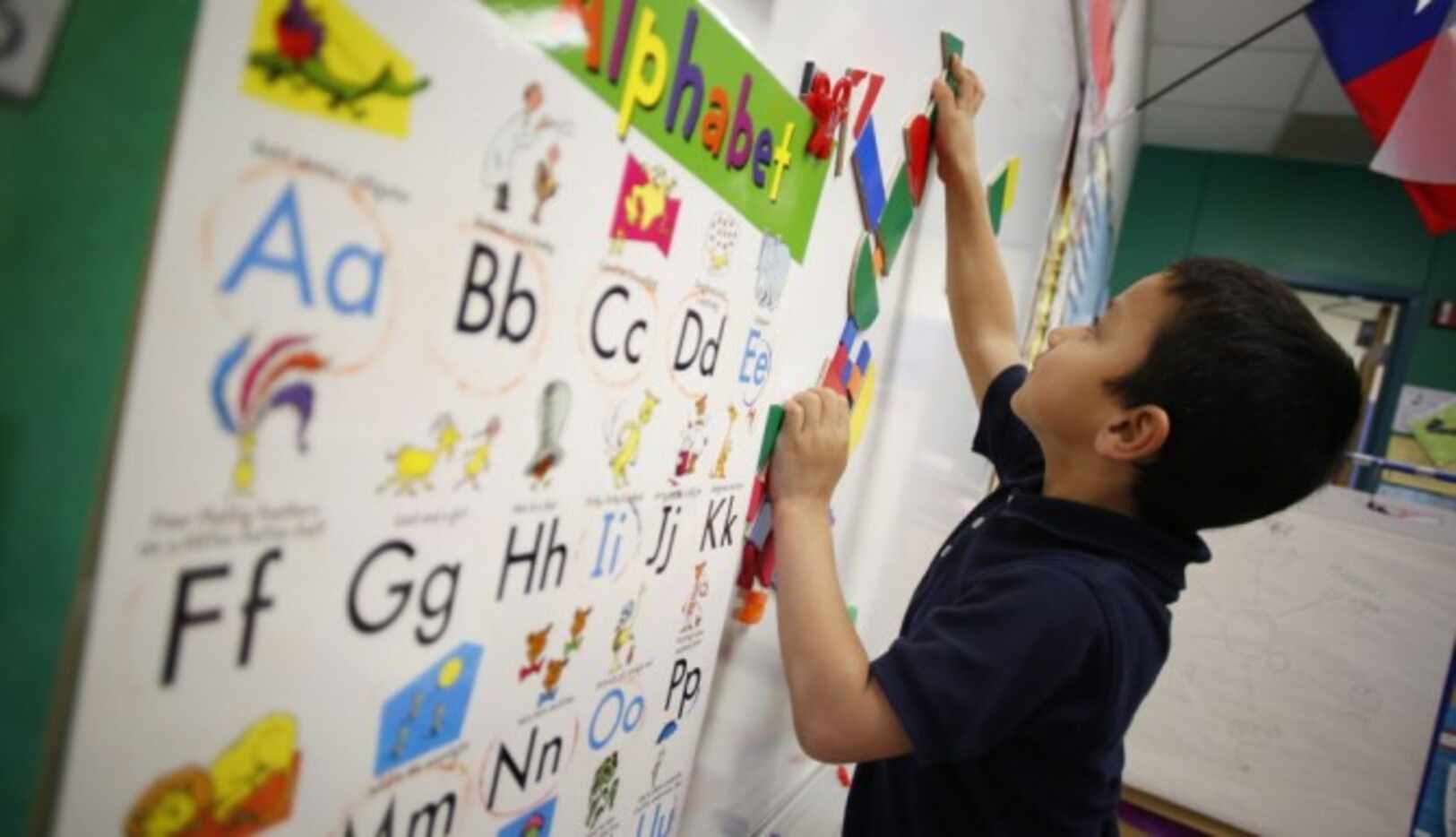 Adriel Espino juega con letras del abecedario durante una clase de Pre K en el Centro de...