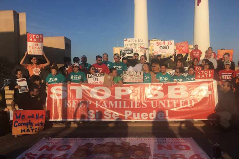 Activistas protestan en el centro de Dallas tras el fallo que da via libre a la ley SB4, el...