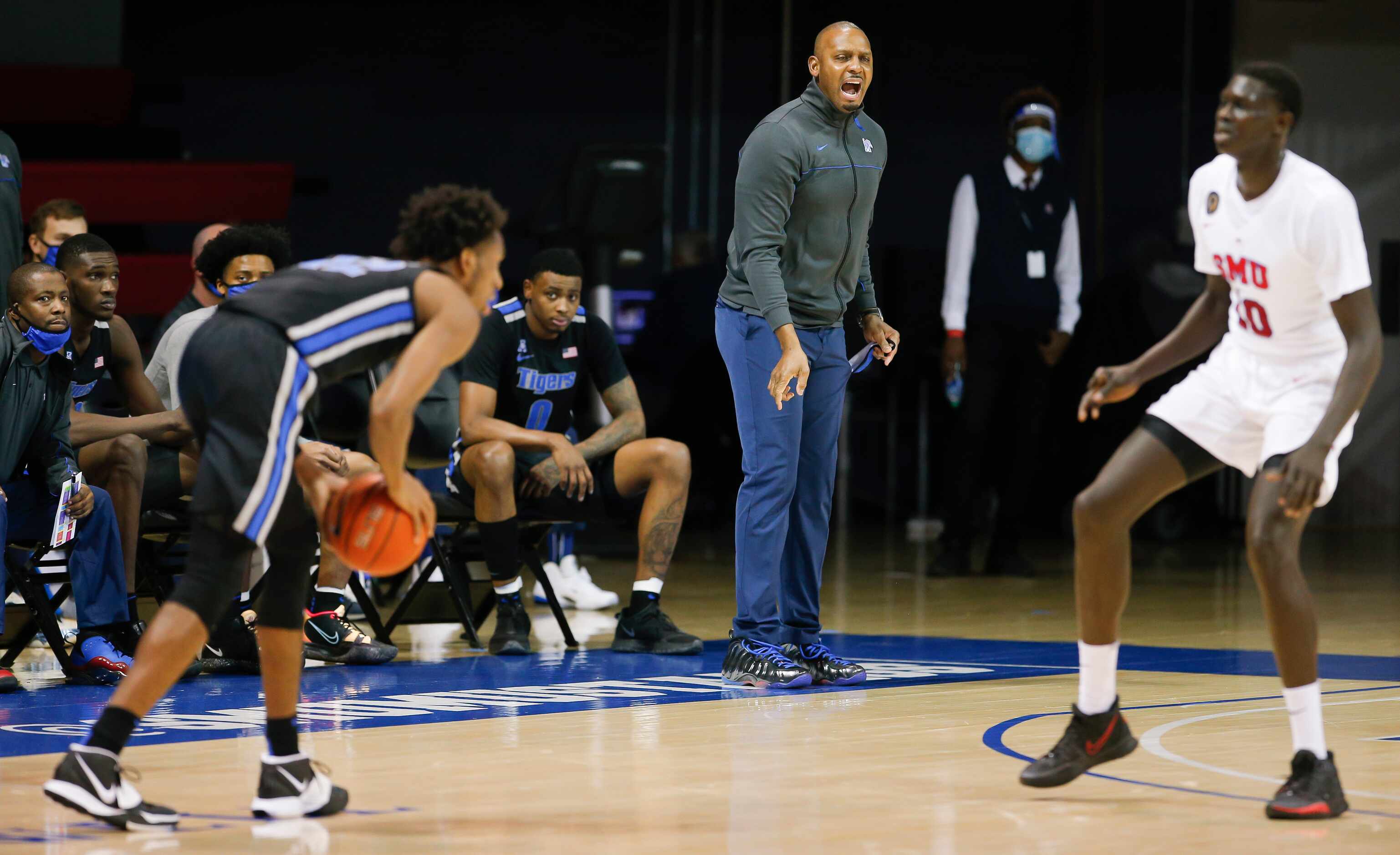 Memphis head coach Anfernee Hardaway, center, shouts instructions to his players during the...
