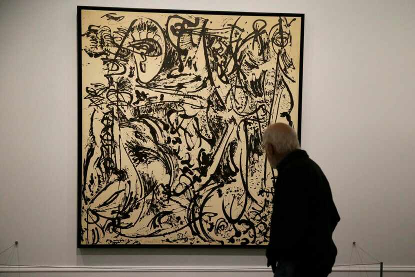 Un visitante observa una pintura que forma parte de la muestra “Jackson Pollock: Puntos...