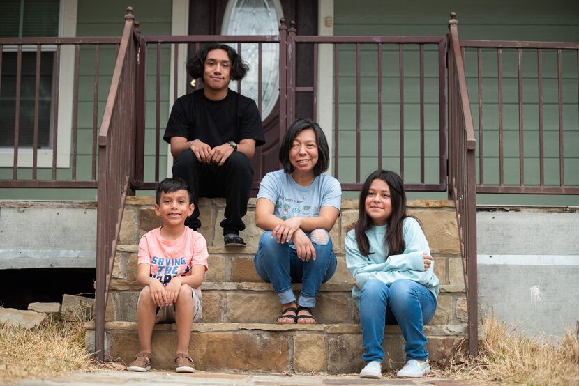 Ericka Ventura, de 42 años, junto a sus hijos Víctor, de 8, Erick, de 17 y Natalie Reyes, de...