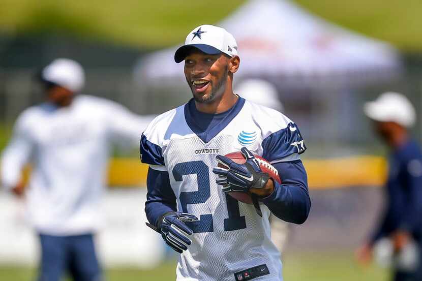 Dallas Cowboys running back Joseph Randle reacts after running an play during NFL football...