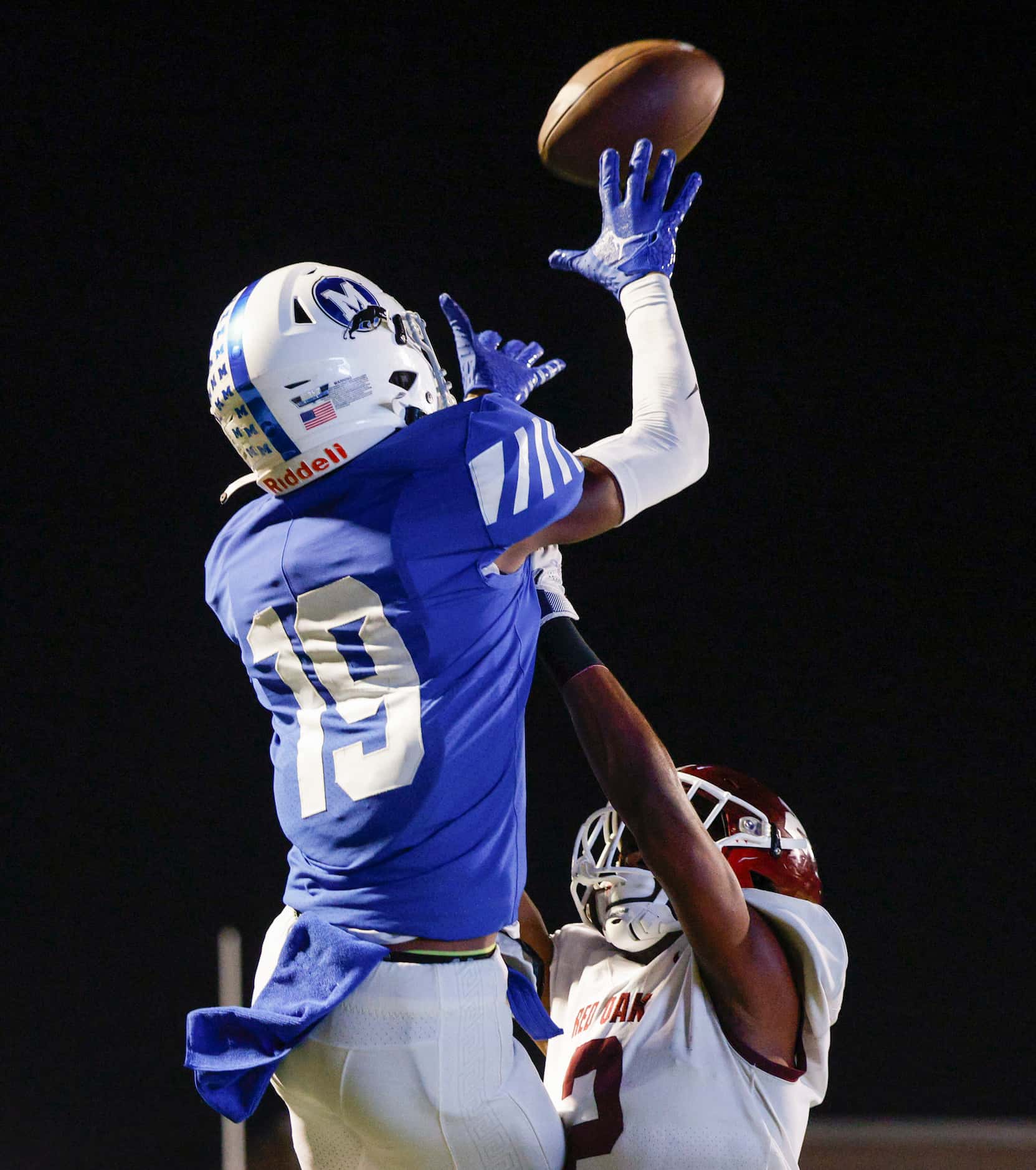 Midlothian wide receiver Bryant Wesco (19) makes a leaping catch over Red Oak defensive back...