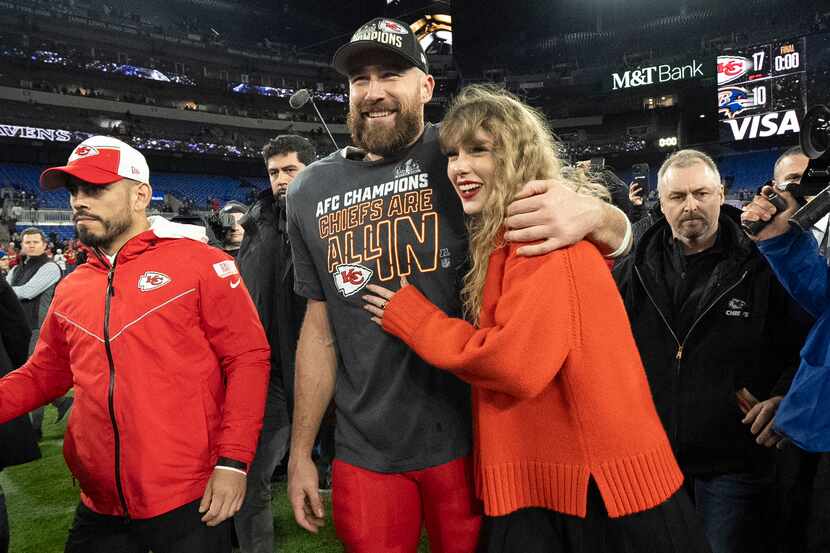 El ala cerrada de los Chiefs de Kansas City, Travis Kelce, junto a su pareja, Taylor Swift,...