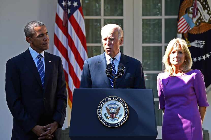 El vicepresidente Joe Biden, rodeado por Barack Obama y su esposa Jill, anunció que no será...