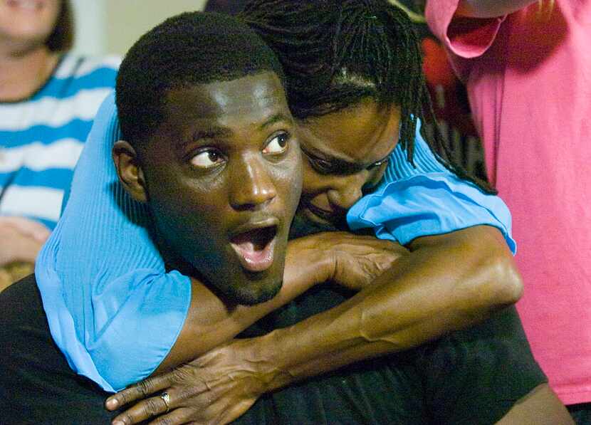 Alabama linebacker Rolando McClain is embraced by his mom Tonya Malone after the Oakland...