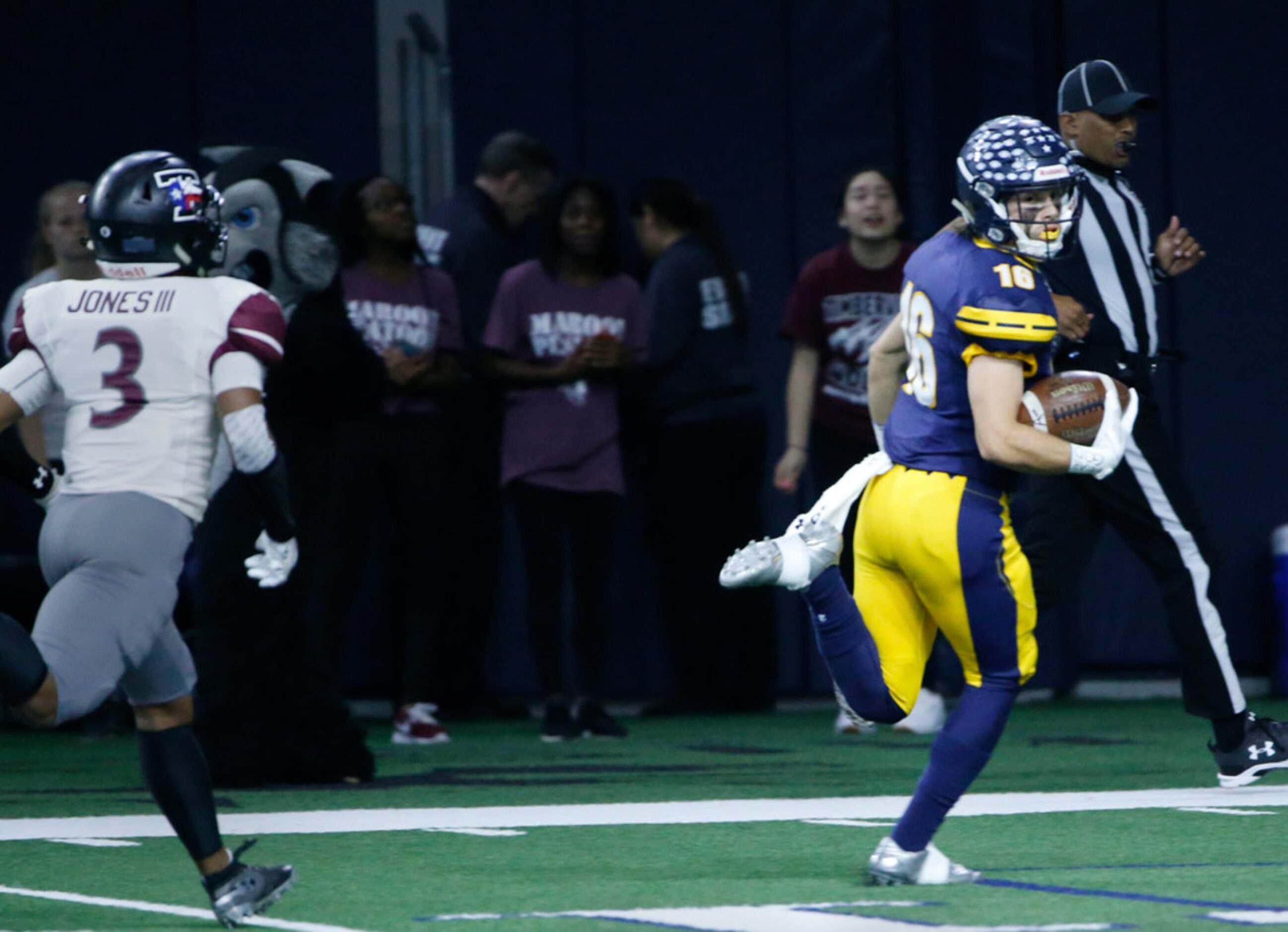 Highland Park wide receiver Finn Corwin (16) sprints from Timberview safety Tre Jones (6)...