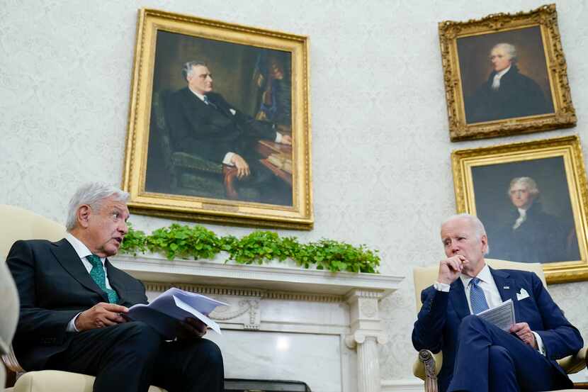 El presidente Joe Biden escucha a su homólogo mexicano Andrés Manuel López Obrador en la...