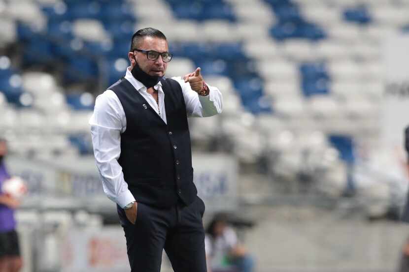 El director técnico Antonio Mohamed sale de los Rayados por mutuo acuerdo con la directiva.