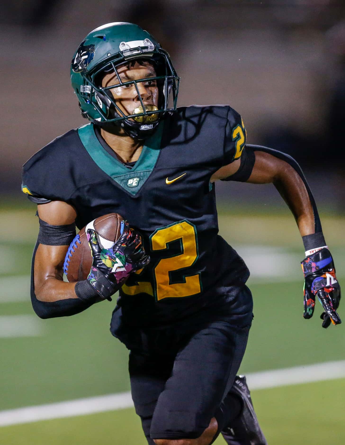 DeSoto junior running back Jamarion Ravenell (22) carries the ball during the first half of...