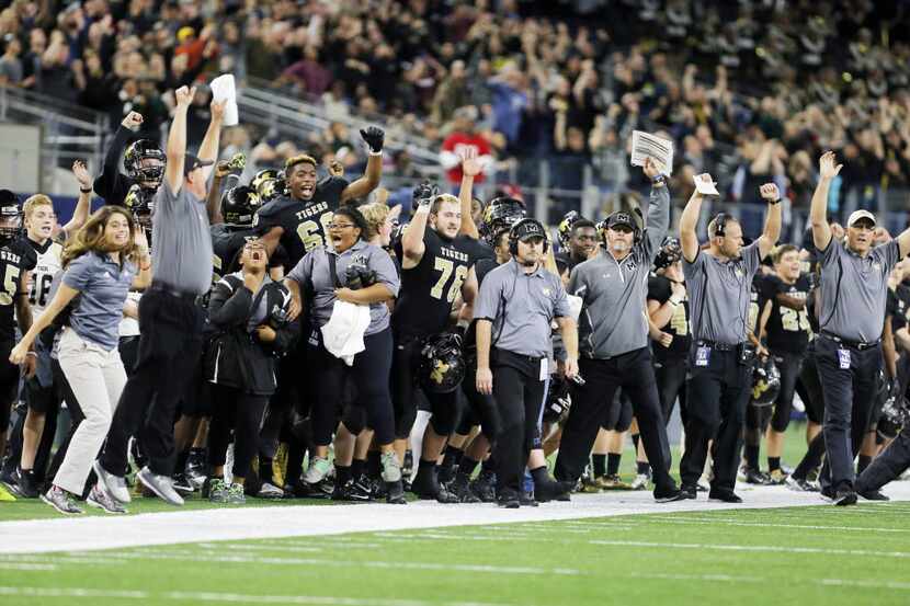 TXHSFB The Mansfield bench erupts in celebration after a Arlington Lamar's last second...