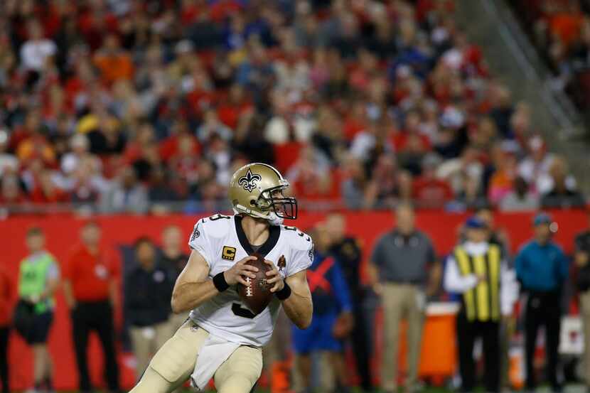 TAMPA, FL - DECEMBER 31: Quarterback Drew Brees #9 of the New Orleans Saints looks for a...