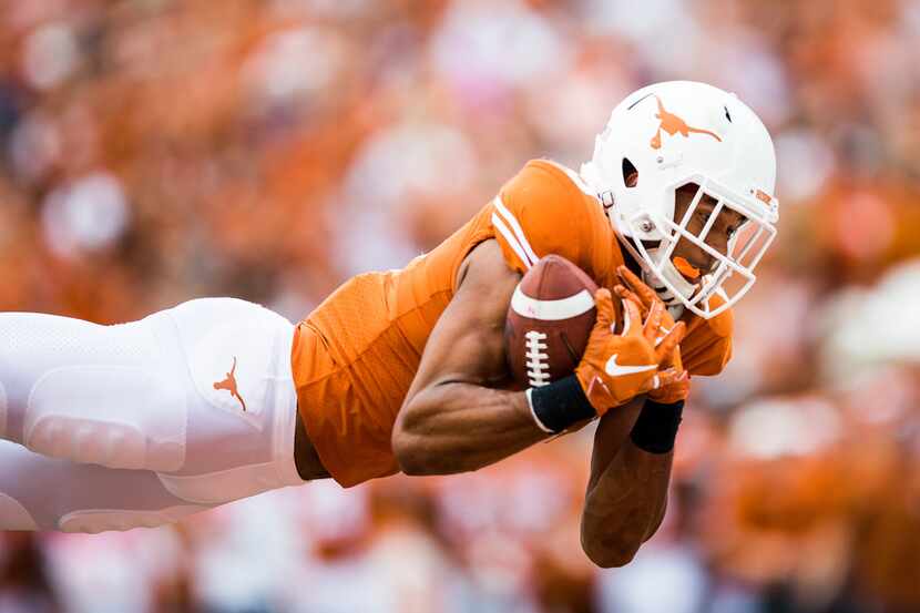 Texas Longhorns wide receiver Collin Johnson (9) catches a pass in the end zone for a...