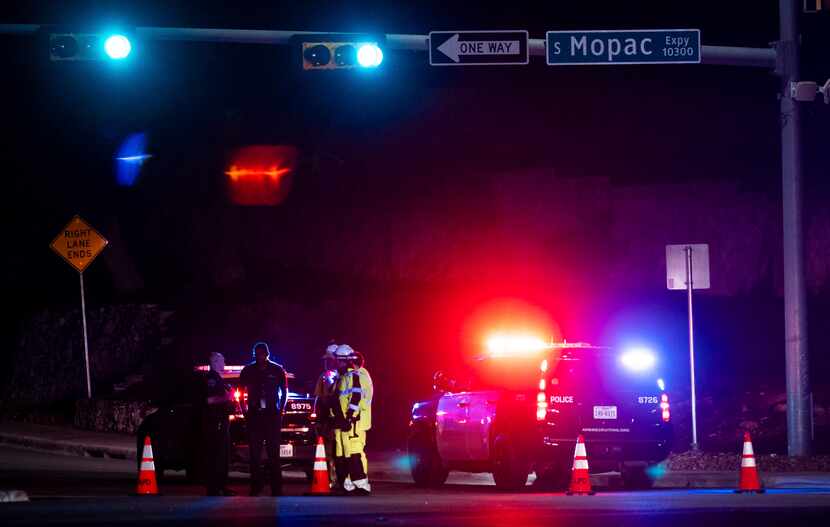 Oficiales de la policía de Austin bloquean una intersección la noche del martes 5 de...