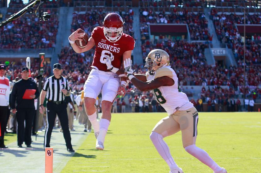 NORMAN, OK - NOVEMBER 12:  Quarterback Baker Mayfield #6 of the Oklahoma Sooners scores in...