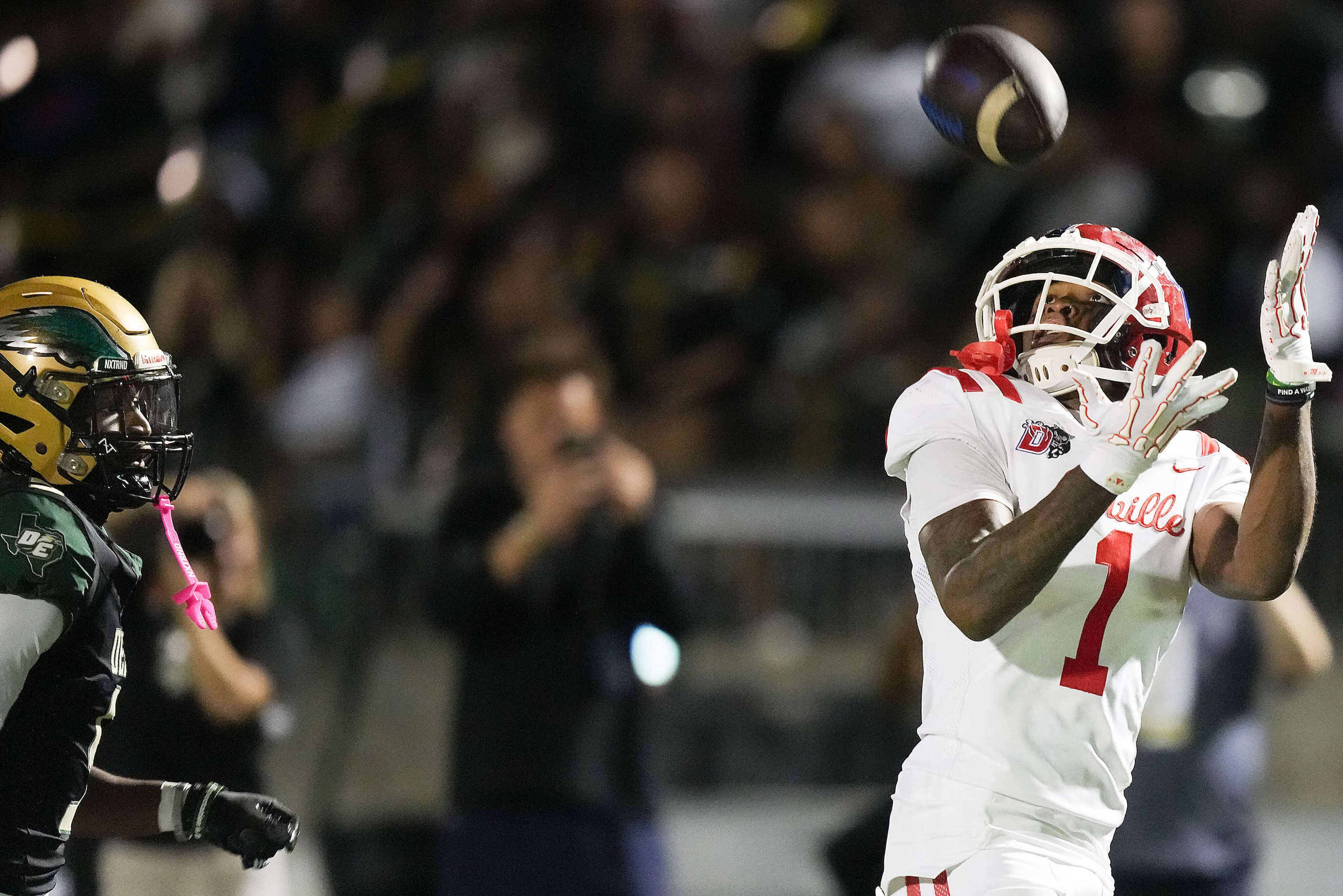 Duncanville wide receiver Dakorien Moore (1) catches a 43-yard touchdown pass as DeSoto...