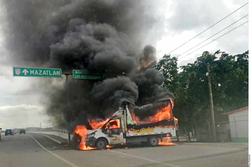 La imagen muestra uno de los múltiples vehículos que fueron incendiados el 17 de octubre de...