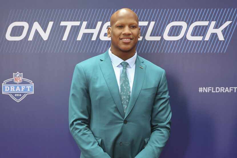 Ohio State linebacker Ryan Shazier poses for photos upon arriving for the first round of the...