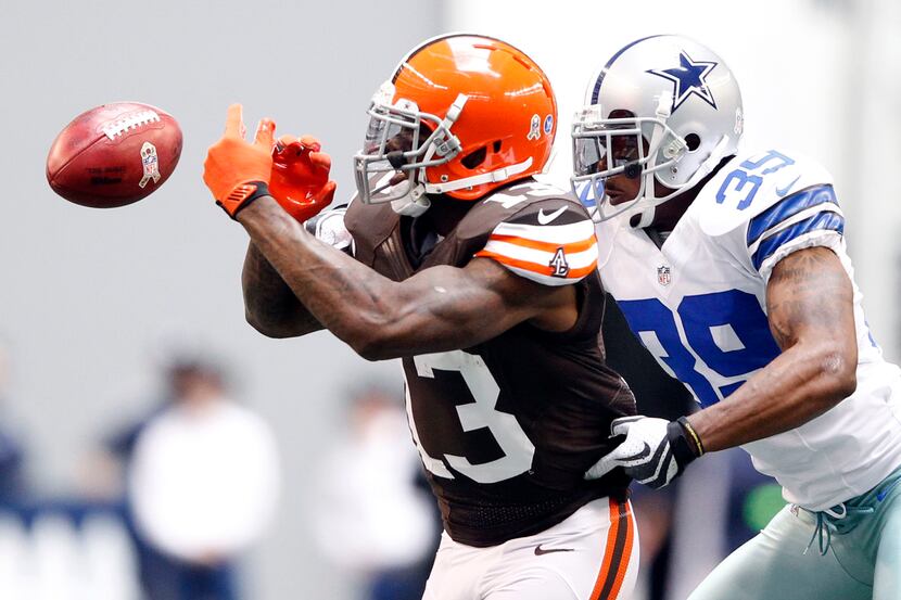 Dallas Cowboys cornerback Brandon Carr (39) breaks up a pass intended for Cleveland Browns...