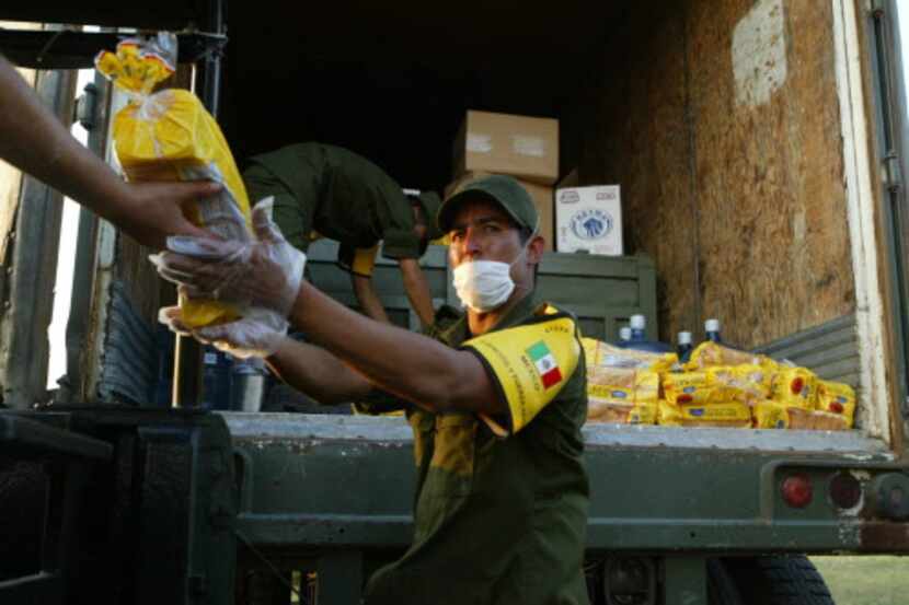 Unos soldados mexicanos preparan su cocina movible en Kelly USA en San Antonio, Texas en...