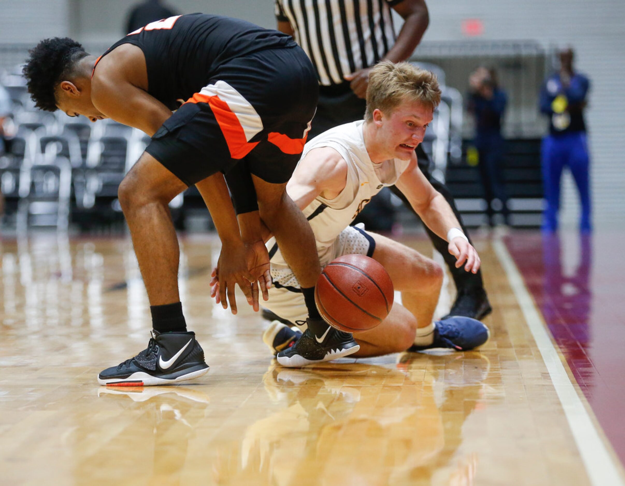 Highland Park's Drew Scott (5) grapples with Lancaster's Marco Foster (22) to recover a...