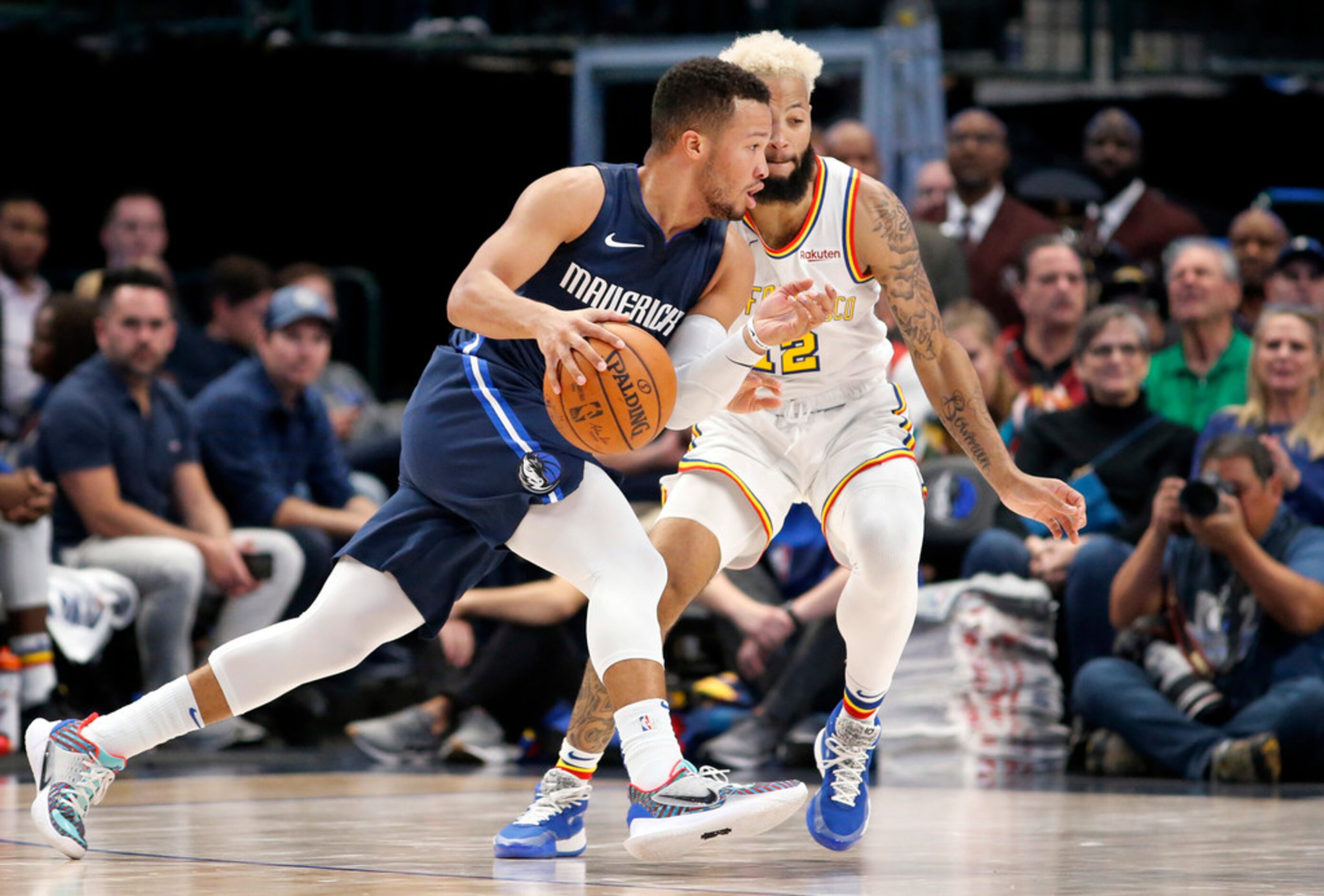 Dallas Mavericks guard Jalen Brunson (13) dribbles past Golden State Warriors guard Ky...