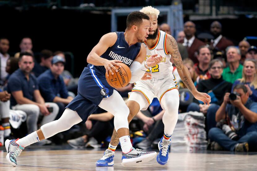 Dallas Mavericks guard Jalen Brunson (13) dribbles past Golden State Warriors guard Ky...