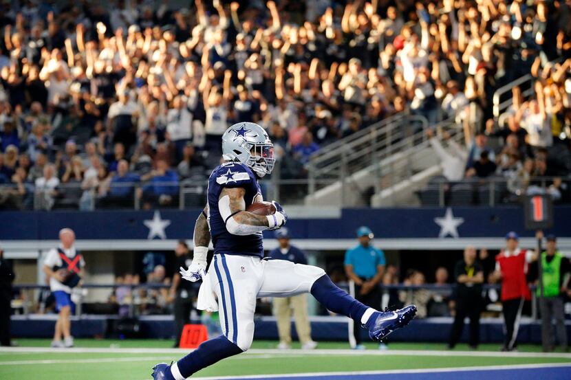 Dallas Cowboys running back Ezekiel Elliott (21) high steps it into the end zone for a...