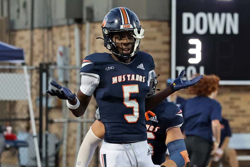 Sachse high’s Kaliq Lockett (5) celebrates, after his touchdown catch during the first half...